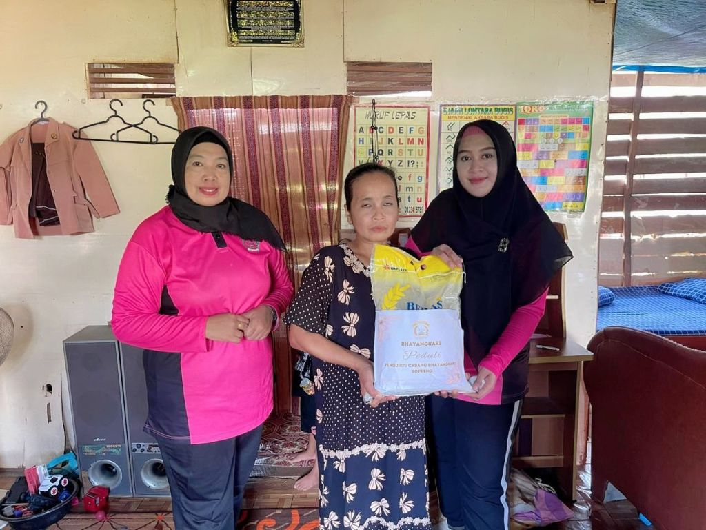 Dengan mengunjungi Warga Kurang Mampu, Disabilitas dan Stunting,Bhayangkari Cabang Soppeng Gelar bakti&nbsp;Sosial